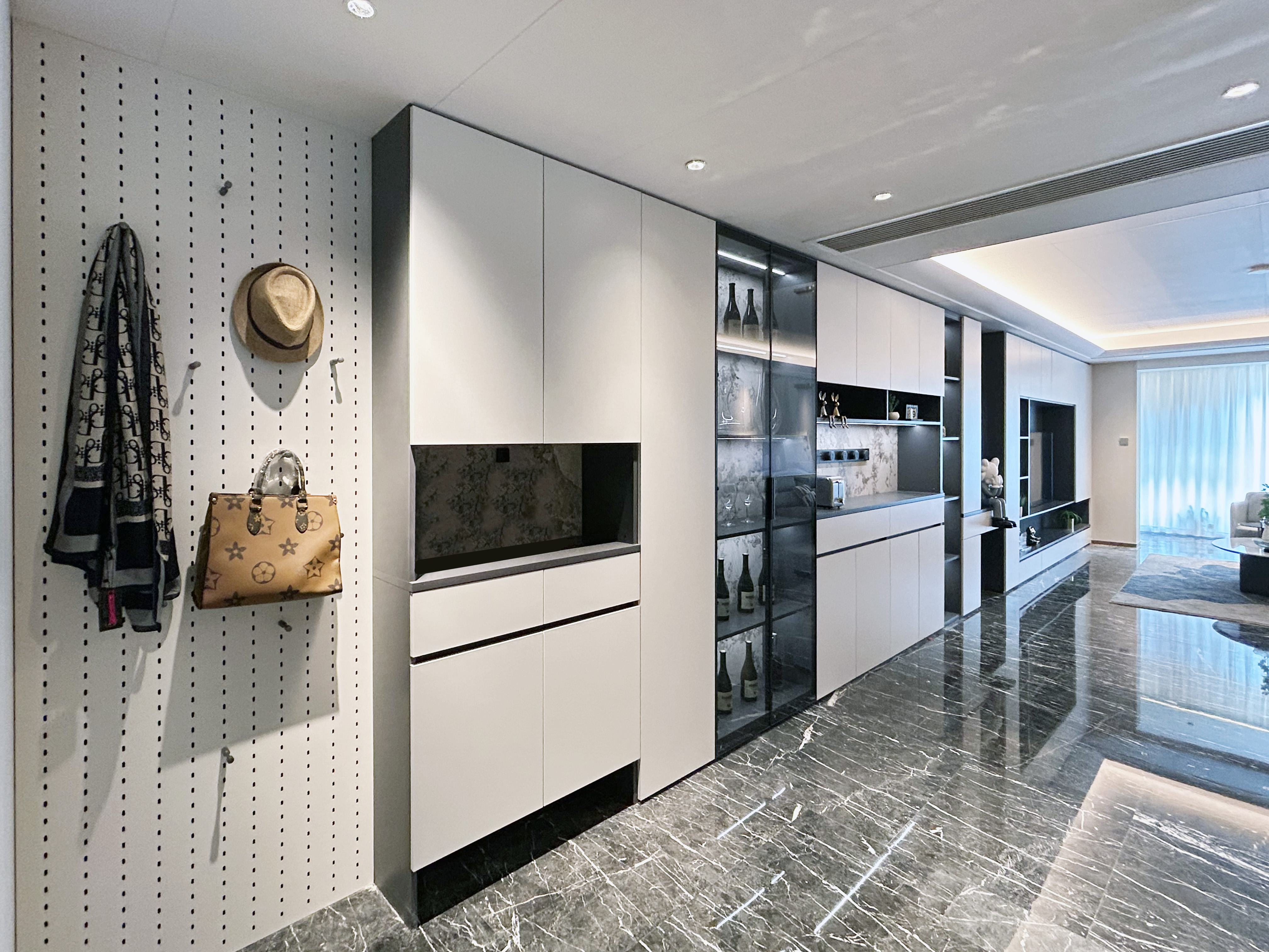 黑白灰配色+整墙柜设计，150㎡的品质家格调满满~